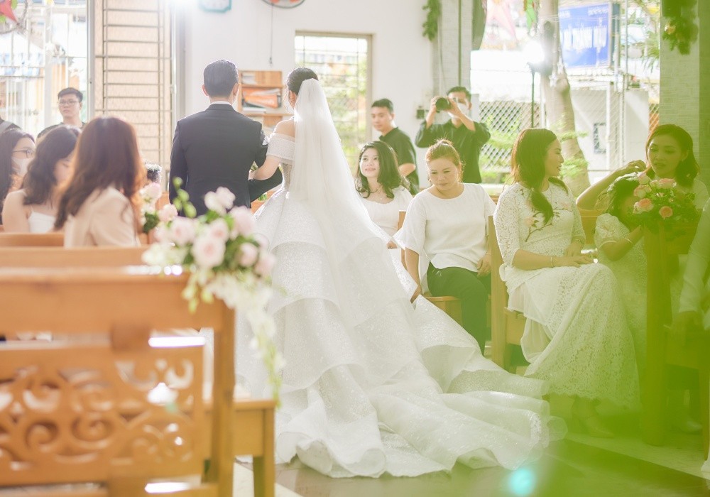 Cô dâu Khánh Thi rạng rỡ trong hôn lễ tại nhà thờ