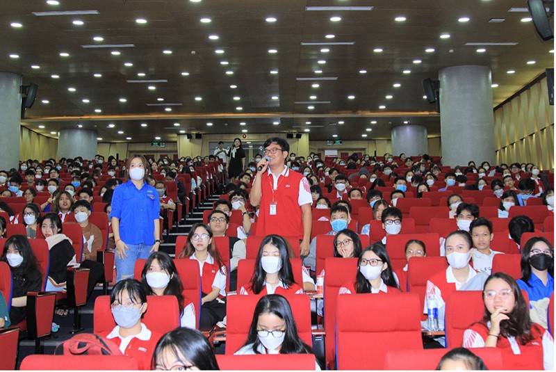 Các sinh viên giao lưu cùng báo cáo viên.