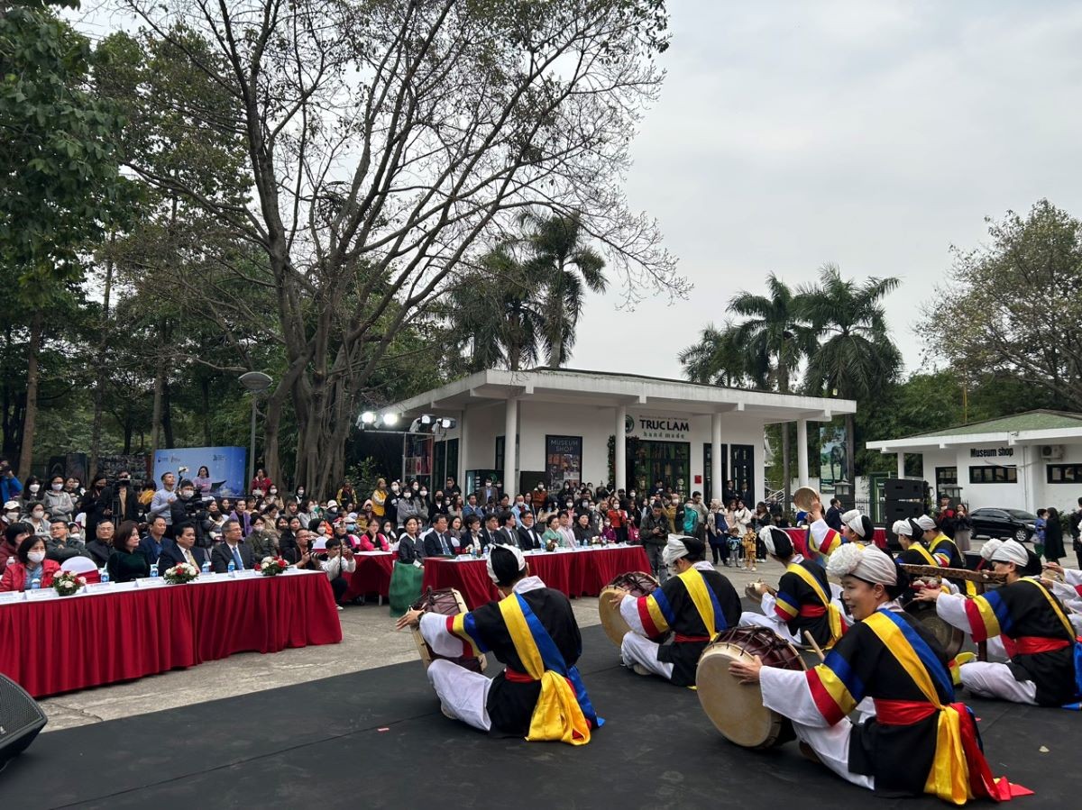 Trình diễn âm nhạc truyền thống Hàn Quốc trong lễ khai trương. Trình diễn âm nhạc truyền thống Hàn Quốc trong lễ khai trương.