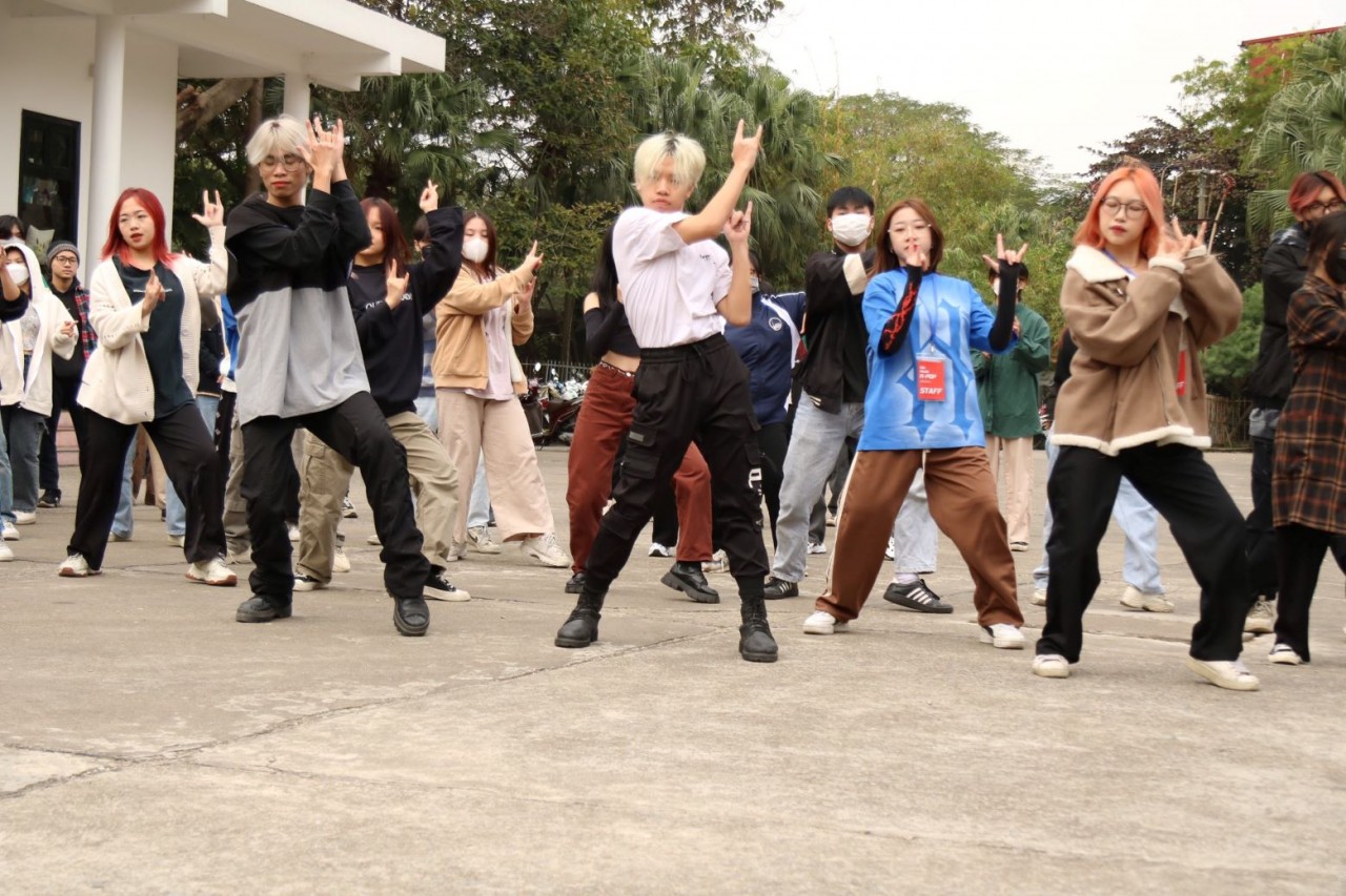 Thử thách nhảy K-pop random dance. Thử thách nhảy K-pop random dance.