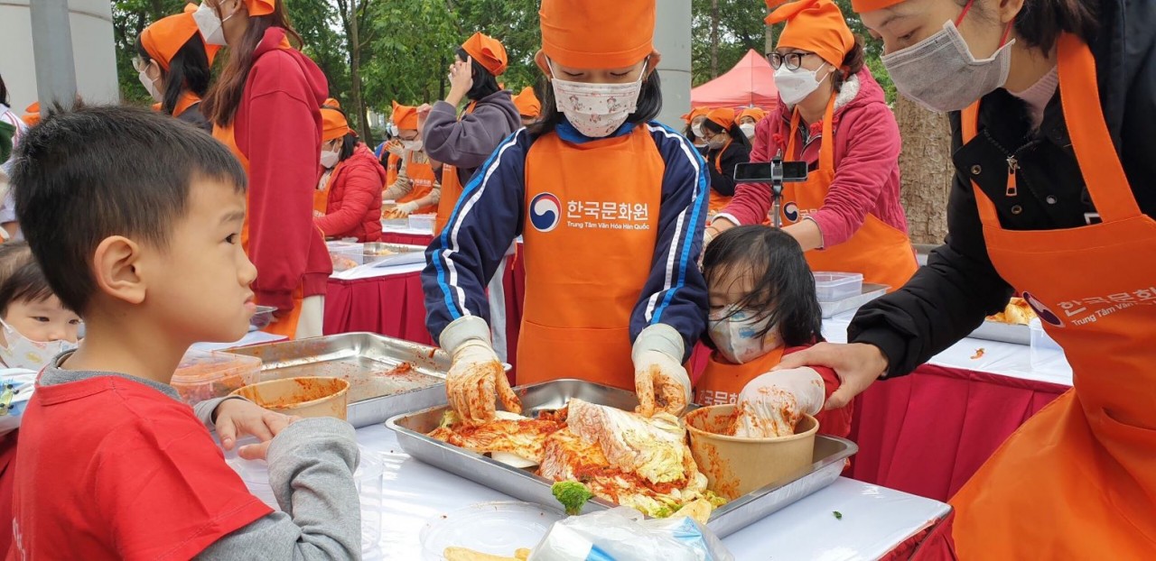 Trẻ nhỏ học cách muối kim chi Hàn Quốc. Trẻ nhỏ học cách muối kim chi Hàn Quốc.