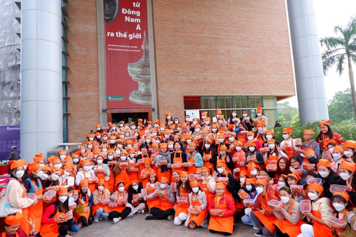 Đại sứ Hàn Quốc chụp ảnh cùng khách tham quan trải nghiệm muối kim chi. Đại sứ Hàn Quốc chụp ảnh cùng khách tham quan trải nghiệm muối kim chi.