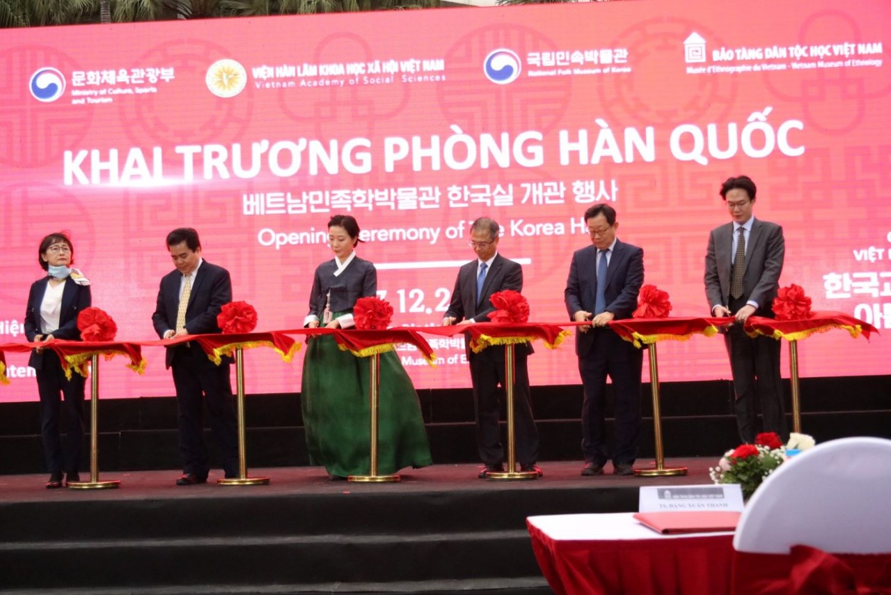 Đại diện lãnh đạo các bên cắt băng khai trương trưng bày. Đại diện lãnh đạo các bên cắt băng khai trương trưng bày.