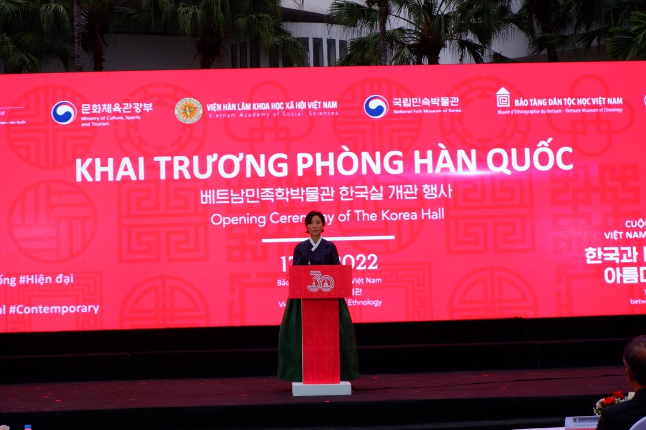 Đại sứ Hàn Quốc tại Việt Nam Oh Young Ju phát biểu khai trương. Đại sứ Hàn Quốc tại Việt Nam Oh Young Ju phát biểu khai trương.