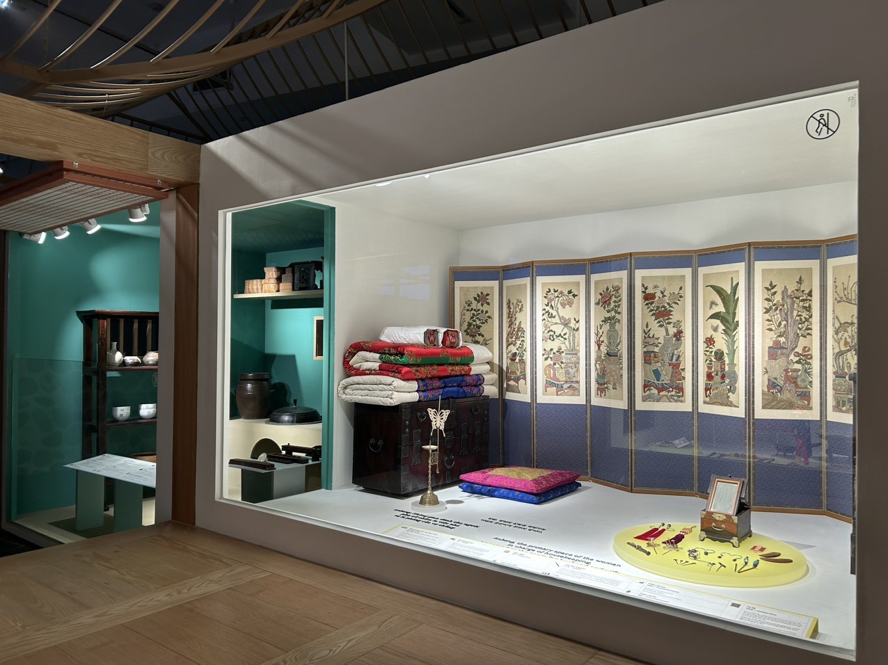 Một góc nhỏ trong tưng bày Phòng Hàn Quốc. Một góc nhỏ trong tưng bày Phòng Hàn Quốc.