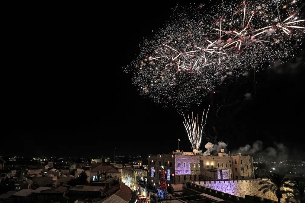 Ảnh ấn tượng tuần (12 18/12): Tổng thống Nga bàn tương lai chiến dịch ở Ukraine, Thủ tướng Đức nói về ‘ngày tốt lành’, du khách Việt mặc Hanbok ở Hàn