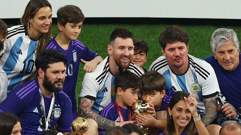 Lionel Messi chia sẻ niềm vui vô địch World Cup 2022 cùng đại gia đình