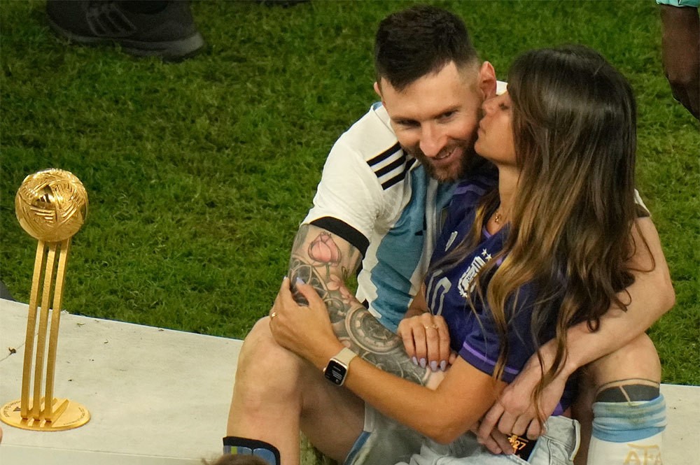 Khoảnh khắc tình tứ của vợ chồng siêu sao Argentina. Messi và Antonela có chuyện tình như cổ tích, quen biết nhau từ những ngày còn là cô cậu nhóc, gắn bó gần 20 năm qua. Khoảnh khắc tình tứ của vợ chồng siêu sao Argentina. Messi và Antonela có chuyện tình như cổ tích, quen biết nhau từ những ngày còn là cô cậu nhóc, gắn bó gần 20 năm qua.