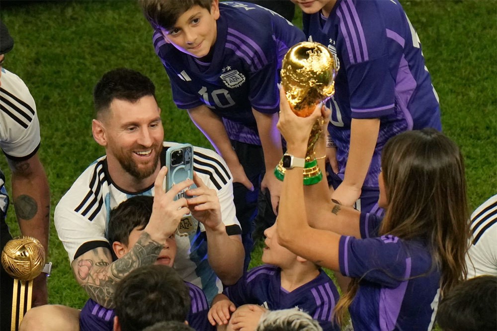 Lionel Messi chia sẻ niềm vui vô địch World Cup 2022 cùng đại gia đình