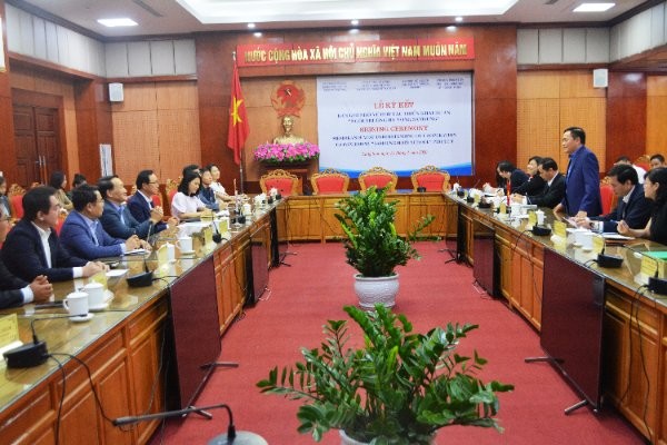 Ông Hồ Tiến Thiệu, Chủ tịch UBND tỉnh tiếp và làm việc với Lãnh đạo Công ty Samsung Việt Nam và Tổ chức KFHI, Hàn Quốc.