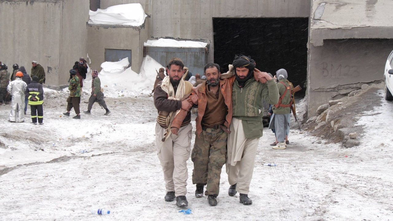 Vụ việc xảy ra vào khoảng 21h ngày 17/12 (giờ địa phương) khi tàu chở dầu bị lật và bốc cháy trong đường hầm Salang, cách thủ đô Kabul 130 km về phía Bắc. Nhiều phương tiện trong hầm cũng bén lửa và bốc cháy theo. Vụ việc đã khiến 37 người bị thương. Theo nhà chức trách, số nạn nhân dự kiến sẽ còn tăng. (Nguồn: Khaama Press)