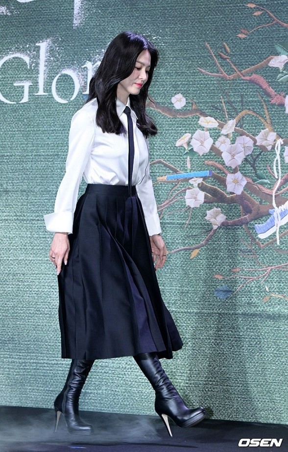 Dự ra mắt phim, Song Hye Kyo nhỏ nhắn, trẻ tựa nữ sinh Dự ra mắt phim, Song Hye Kyo nhỏ nhắn, trẻ tựa nữ sinh