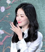 Dự ra mắt phim, Song Hye Kyo nhỏ nhắn, trẻ tựa nữ sinh