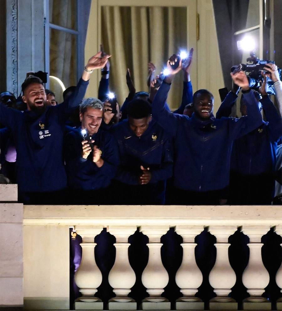 World Cup 2022: Hình ảnh xúc động về các cầu thủ đội tuyển Pháp được chào đón trong biển người hâm mộ