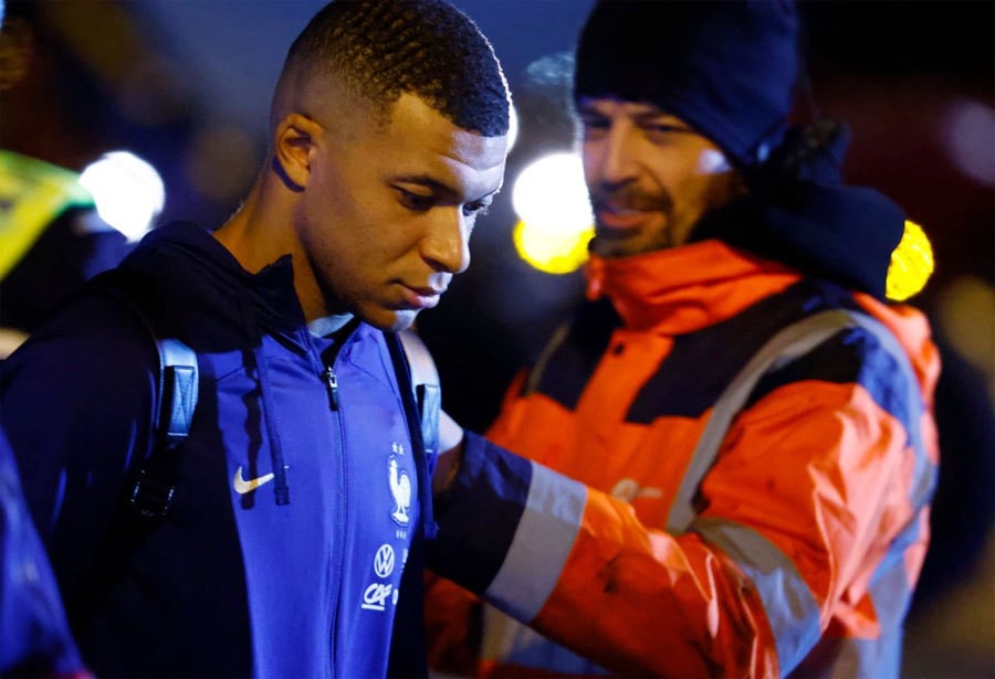 World Cup 2022: Hình ảnh xúc động về các cầu thủ đội tuyển Pháp được chào đón trong biển người hâm mộ