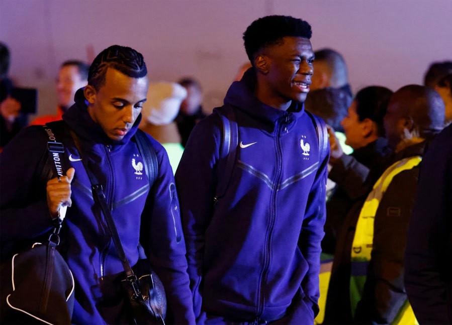 World Cup 2022: Hình ảnh xúc động về các cầu thủ đội tuyển Pháp được chào đón trong biển người hâm mộ