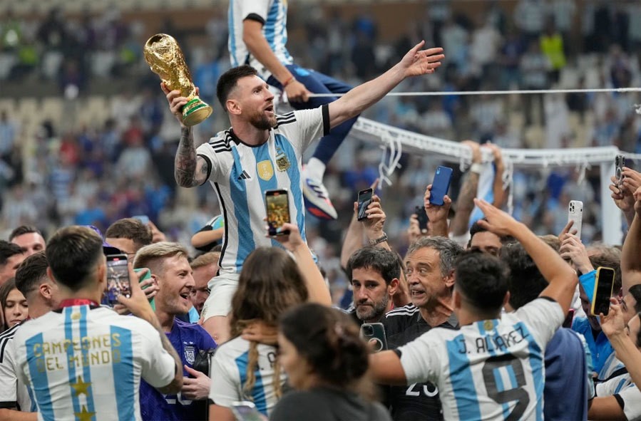 Messi cầm Cup vàng, được đồng đội công kênh trên sân sau chiến thắng nghẹt thở. Trong trận đấu với Pháp, Argentina trải qua những giây phút vui sướng vì vượt lên dẫn trước rồi lo lắng khi bị gỡ hòa trong 90 phút chính thức. Đội bóng Nam Mỹ tưởng chừng vô địch sớm sau khi Messi ghi bàn ở hiệp phụ thứ nhất nhưng bàn gỡ hòa 3-3 của Mbappe trên chấm 11 m khoảng 10 phút sau đó kéo hai đội vào loạt luân lưu. Cả 4 cầu thủ của Argentina đều thực hiện thành công trong khi Pháp có hai cầu thủ đá hỏng. Đội bóng xứ tango đăng quang sau 36 năm chờ đợi.