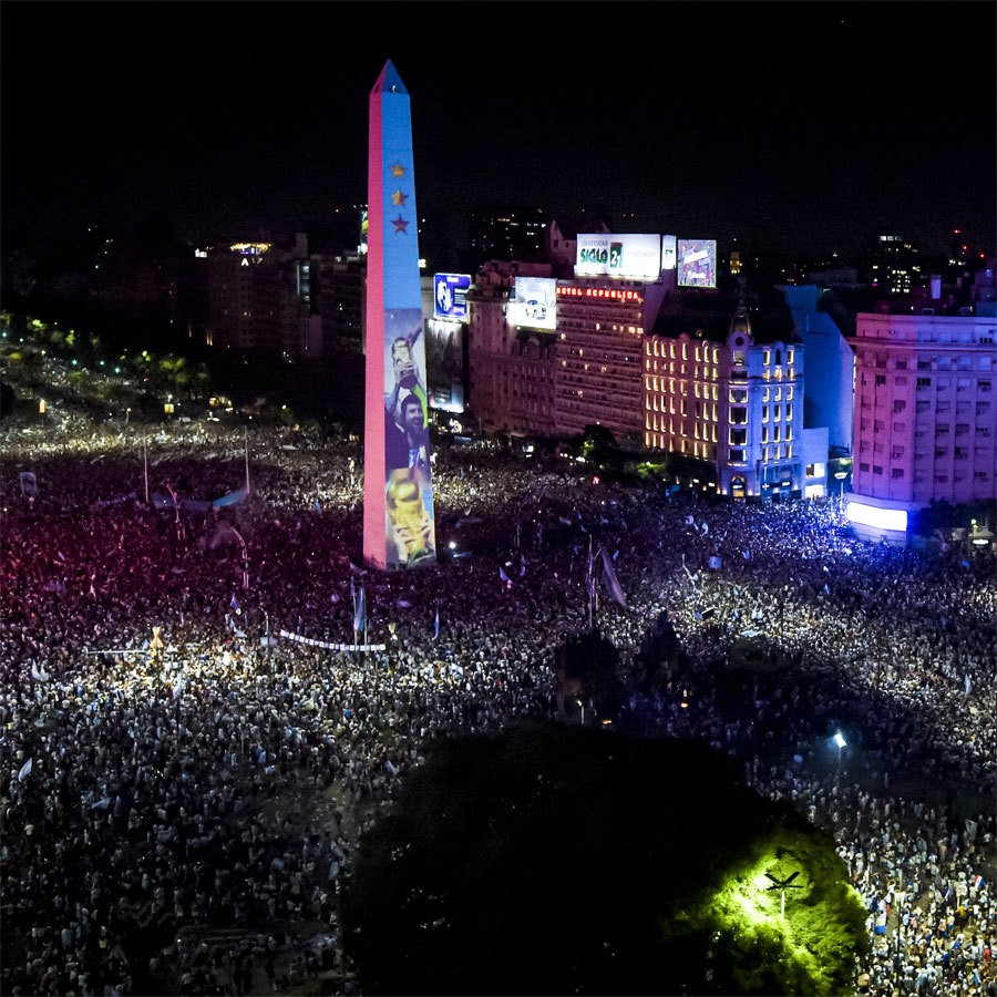 'Biển người' đổ ra khắp đường phố thủ đô Buenos Aires, Argentina, mừng chiến thắng của Messi và các tuyển thủ tối 18/12. Không khí ăn mừng tưng bừng cũng diễn ra ở Rosario, quê nhà Messi.