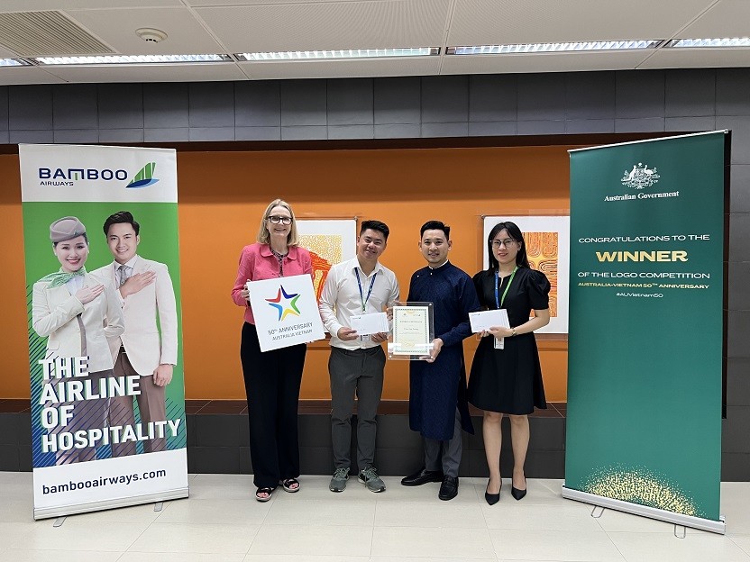 Consul-General Sarah Hooper and Ms Dang Thi Phuong Thao from Bamboo Airways give the prize to Mr. Tran Van Trung Consul-General Sarah Hooper and Ms Dang Thi Phuong Thao from Bamboo Airways give the prize to Mr. Tran Van Trung