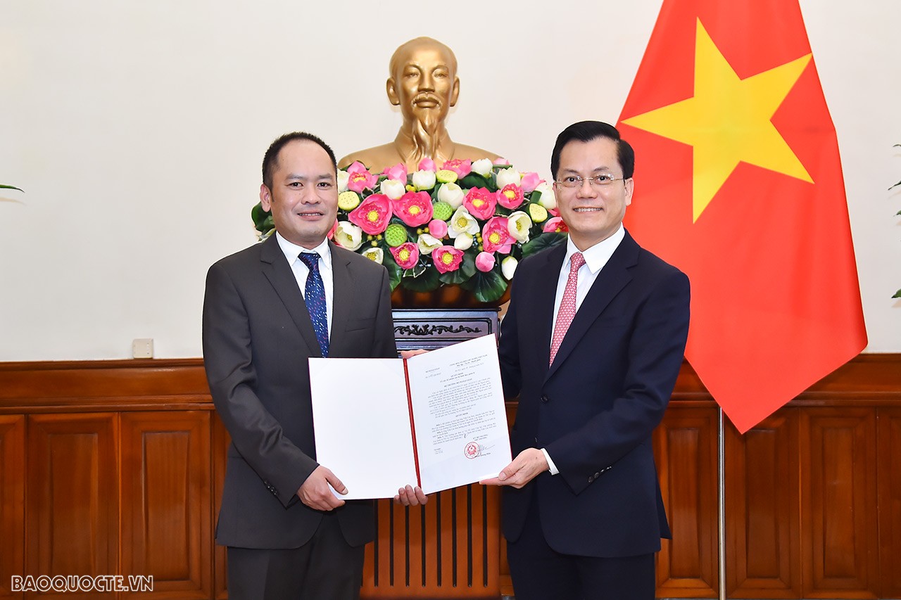 Thứ trưởng Ngoại giao Hà Kim Ngọc trao quyết định bổ nhiệm ông Trần Cao Sơn, Tập sự Phó Cục trưởng, Trưởng phòng Kế hoạch Tài chính, Cục Quản trị Tài vụ, giữ chức Phó Cục trưởng Cục Quản trị Tài vụ.