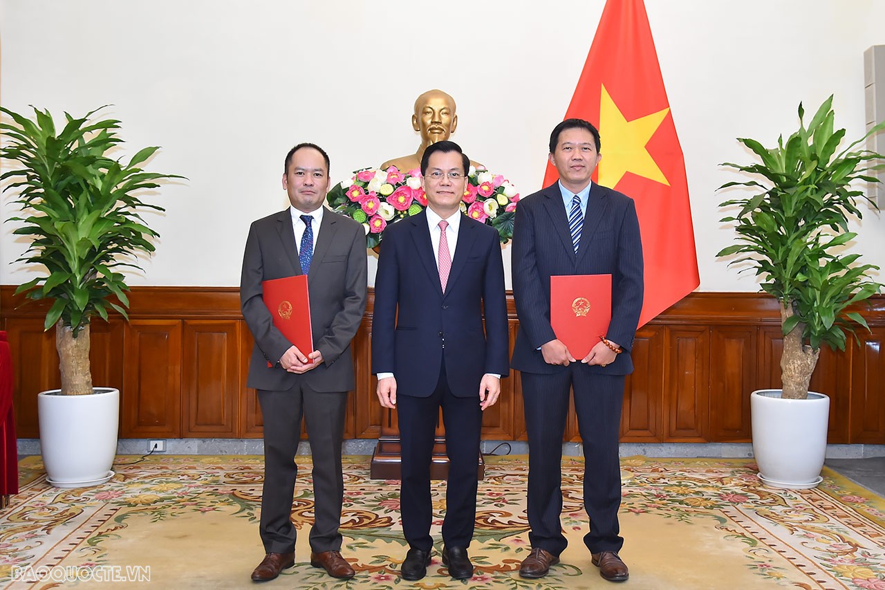 Nhấn mạnh, công tác ngoại giao hiện nay nhằm phục vụ phát triển đất nước, theo đúng tinh thần “lấy địa phương, doanh nghiệp, người dân làm trung tâm phục vụ”, Thứ trưởng Hà Kim Ngọc mong muốn các ông Nguyễn Như Hiếu, Trần Cao Sơn tiếp tục phát huy truyền thống của đơn vị, tiếp tục xây dựng tập thể đơn vị đoàn kết, nỗ lực hết sức mình đóng góp vào nhiệm vụ chính trị chung đó của Bộ.