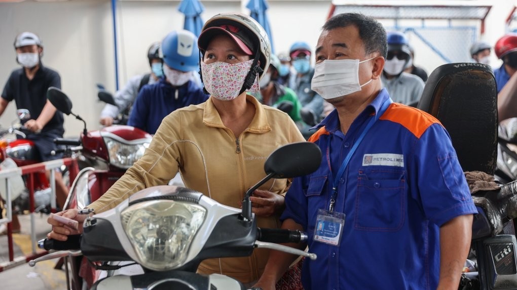 gia xang dau hom nay 228 lao doc hon 1 usd chieu nay trong nuoc se tang hay giam