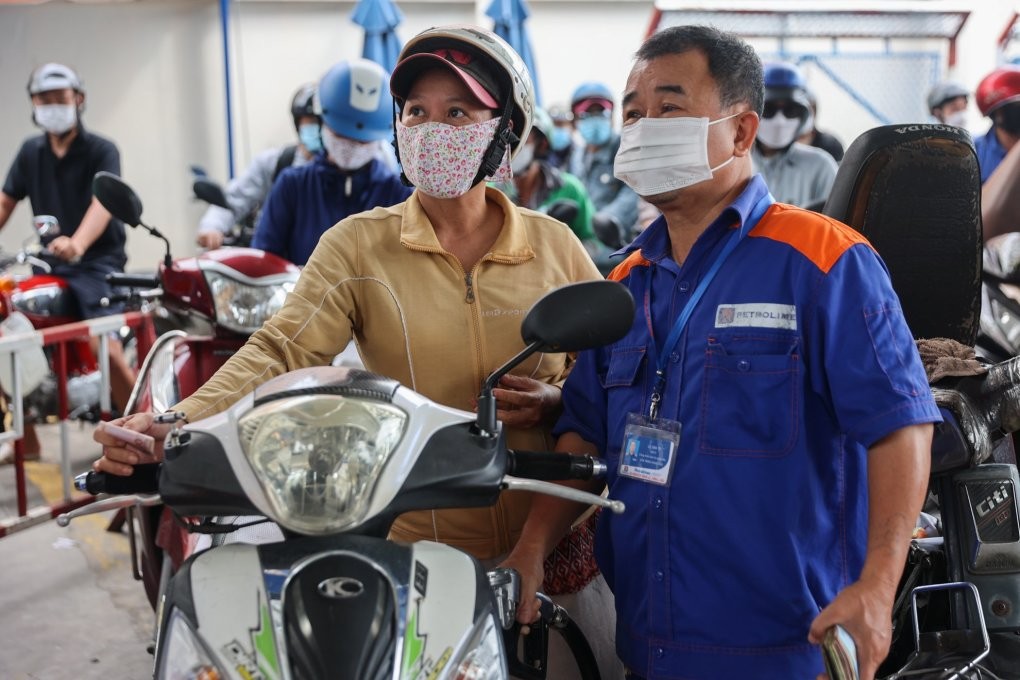 Giá xăng giảm về mức thấp nhất hơn 1 năm, chưa tới 20.000 đồng/lít