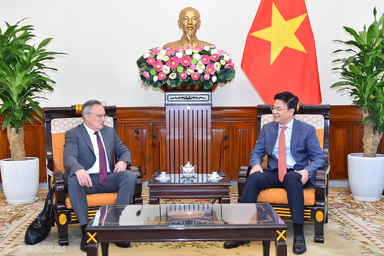 Tại buổi tiếp, Thứ trưởng Ngoại giao Phạm Quang Hiệu khẳng định, Việt Nam coi trọng quan hệ hữu nghị truyền thống và hợp tác tốt đẹp giữa Việt Nam và Liên bang Nga, đánh giá cao việc hai Vụ phụ trách khu vực Trung Đông - Bắc Phi của Bộ Ngoại giao hai nước tổ chức tham vấn.  Thứ trưởng chia sẻ về một số định hướng mới trong quan hệ của Việt Nam với các quốc gia khu vực Trung Đông - Bắc Phi; bày tỏ mong muốn trong cuộc tham vấn lần này, hai bên sẽ trao đổi thẳng thắn và cởi mở về tình hình cũng như chia sẻ kinh nghiệm, tìm kiếm hướng đi mới nhằm tăng cường hợp tác với các quốc gia trong khu vực. Phát biểu tại cuộc gặp, Vụ trưởng Vụ Trung Đông - Bắc Phi, Bộ Ngoại giao Nga cảm ơn sự đón tiếp trọng thị của Lãnh đạo Bộ Ngoại giao Việt Nam dành cho đoàn, bày tỏ mong muốn duy trì thường xuyên các hoạt động tham vấn giữa các đơn vị chức năng của Bộ Ngoại giao hai nước, trong đó có hai Vụ phụ trách khu vực Trung Đông - Bắc Phi. Cùng ngày, triển khai Kế hoạch hợp tác hai Bộ Ngoại giao giai đoạn 2021 - 2022, Vụ trưởng Vụ Trung Đông - châu Phi, Bộ Ngoại giao Việt Nam Bùi Hà Nam đã họp tham vấn với Vụ trưởng Vụ Trung Đông - Bắc Phi, Bộ Ngoại giao Nga Alexander Kinshchak về các vấn đề hai bên cùng quan tâm tại khu vực Trung Đông - Bắc Phi. (Ảnh: Anh Sơn)