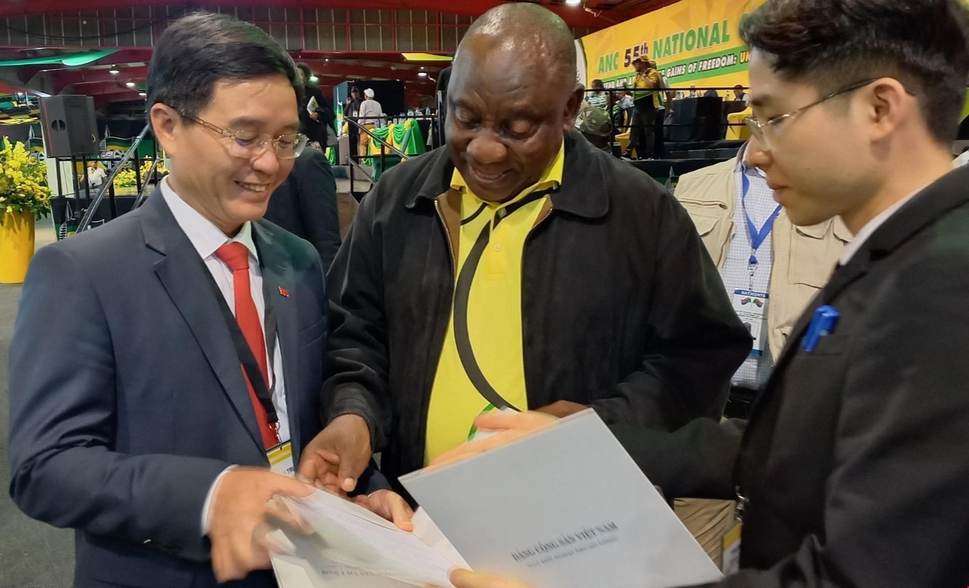 Đồng chí Nguyễn Đình Trung, Ủy viên Trung ương Đảng, Bí thư Tỉnh ủy Đắk Lắk chuyển Điện mừng Đại hội của Ban Chấp hành Trung ương Đảng Cộng sản Việt Nam tới Chủ tịch Đảng ANC, Tổng thống Nam Phi Cyril Ramaphosa tại Đại hội lần thứ 55 của Đảng Đại hội Dân tộc Phi (ANC) cầm quyền tại Nam Phi. (Nguồn: TTXVN) Đồng chí Nguyễn Đình Trung, Ủy viên Trung ương Đảng, Bí thư Tỉnh ủy Đắk Lắk chuyển Điện mừng Đại hội của Ban Chấp hành Trung ương Đảng Cộng sản Việt Nam tới Chủ tịch Đảng ANC, Tổng thống Nam Phi Cyril Ramaphosa tại Đại hội lần thứ 55 của Đảng Đại hội Dân tộc Phi (ANC) cầm quyền tại Nam Phi. (Nguồn: TTXVN)