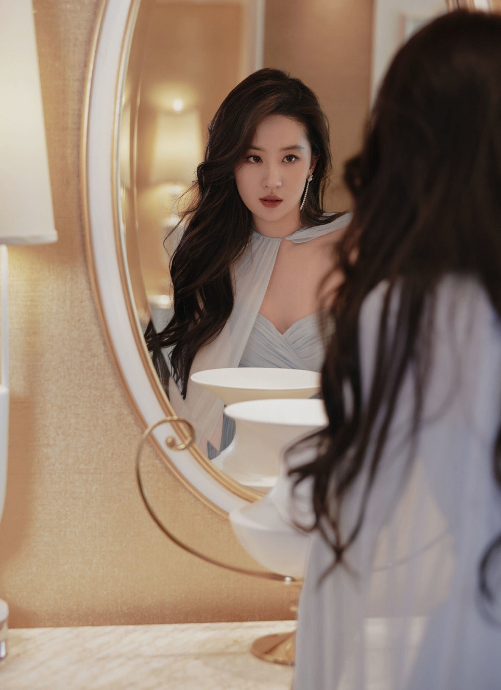 Liên hoan phim Macau: Lưu Diệc Phi đoạt giải; xinh đẹp, thướt tha trên thảm đỏ