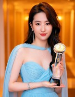 Liên hoan phim Macau: Lưu Diệc Phi đoạt giải; xinh đẹp nổi bật trên thảm đỏ