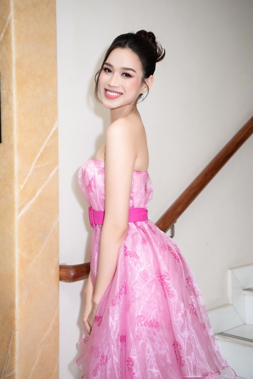 Đỗ Thị Hà 'xả' ảnh nét căng cuối nhiệm kỳ Hoa hậu Việt Nam