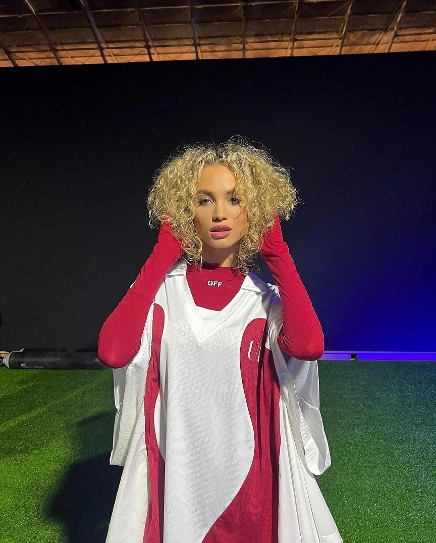 Kylian Mbappe hẹn hò siêu mẫu tóc vàng