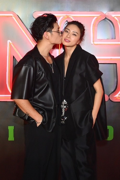 Ngô Thanh Vân và chồng trẻ tình tứ trên thảm đỏ Ngô Thanh Vân và chồng trẻ tình tứ trên thảm đỏ