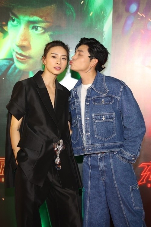 Ngô Thanh Vân và chồng trẻ tình tứ trên thảm đỏ Ngô Thanh Vân và chồng trẻ tình tứ trên thảm đỏ