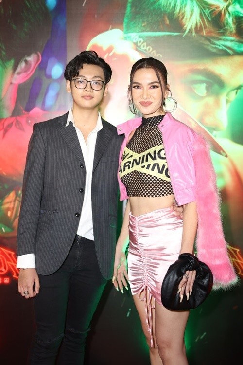 Ngô Thanh Vân và chồng trẻ tình tứ trên thảm đỏ Ngô Thanh Vân và chồng trẻ tình tứ trên thảm đỏ