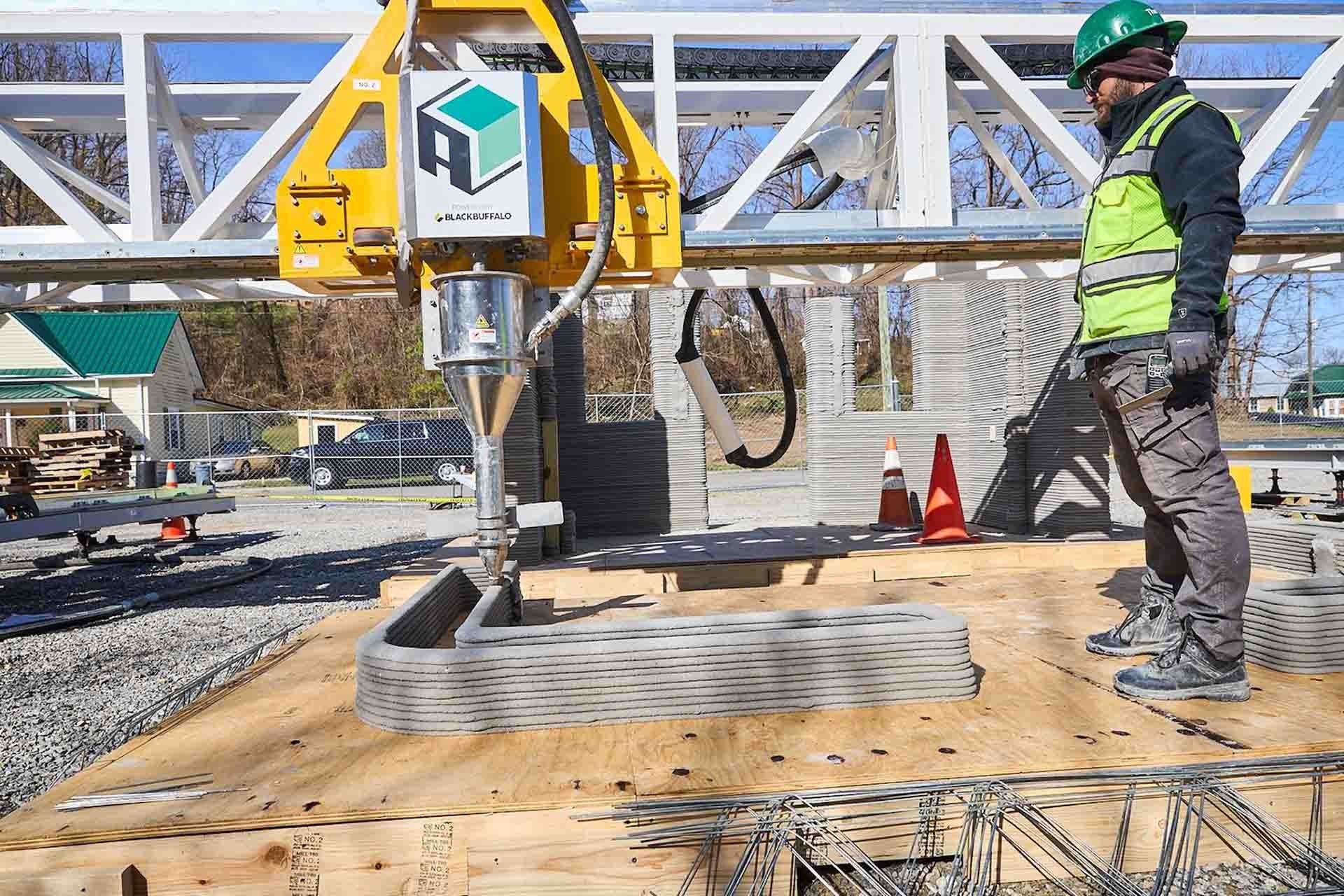 Công nhân đang làm nhà bằng phương pháp in 3D tại dự án Virgina. (Nguồn: Interesting Engineering)