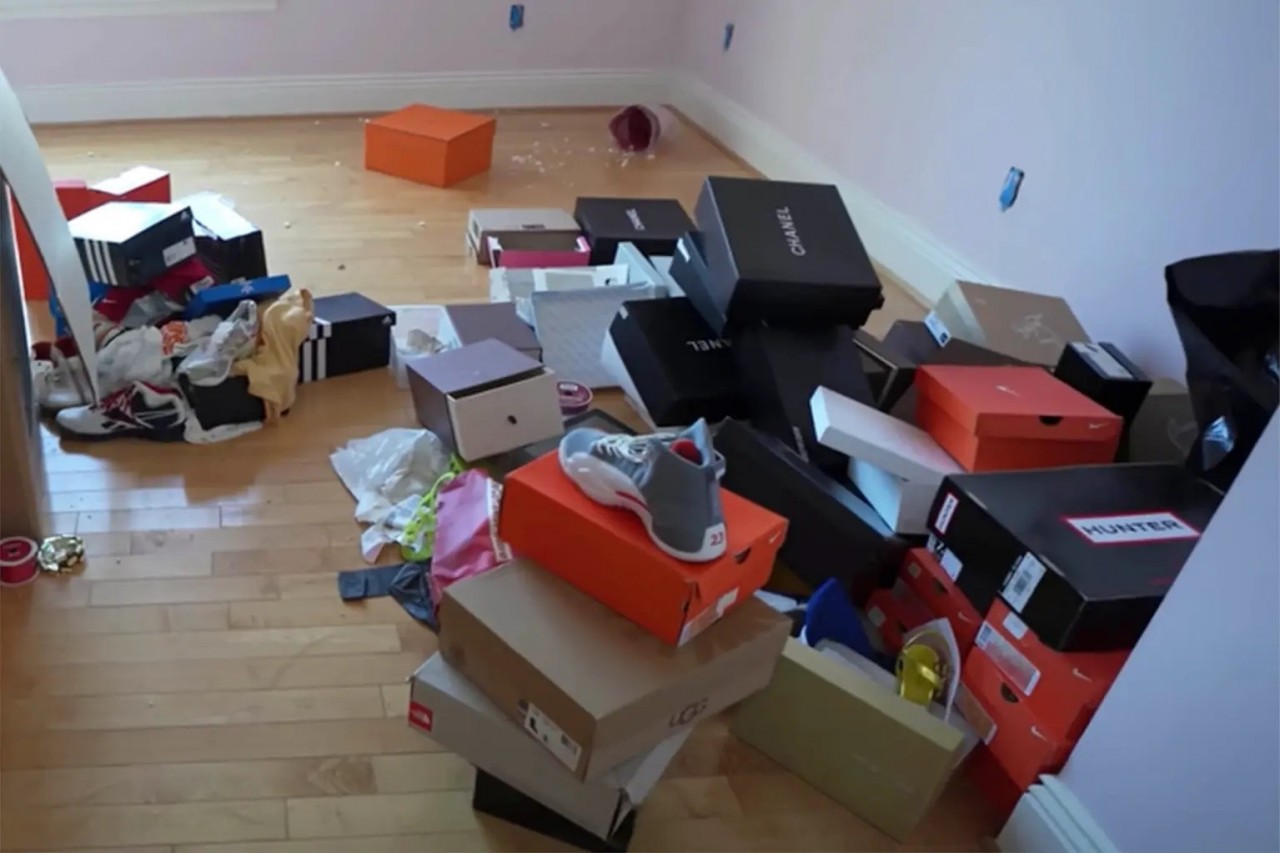 Siêu biệt thự phủ đầy bụi với những món đồ xa xỉ Chanel, Dior