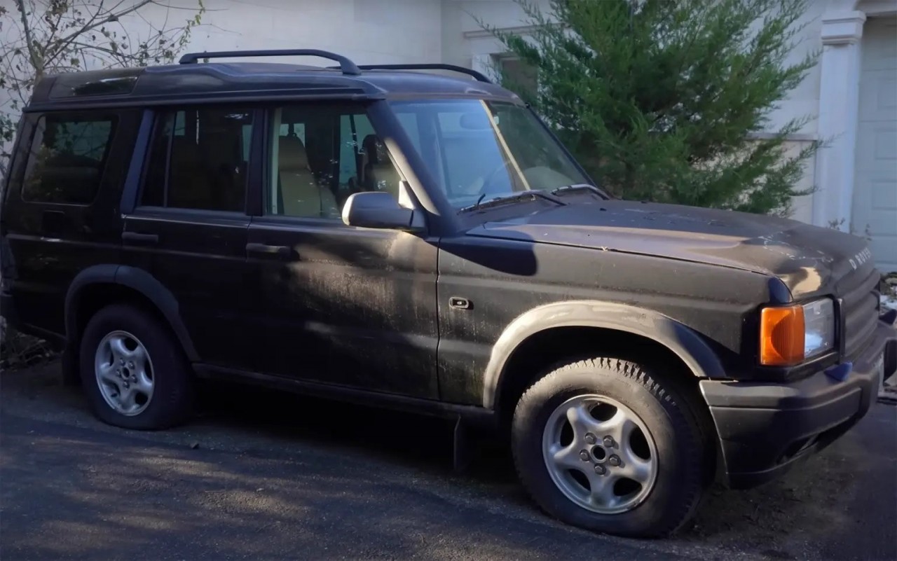 Siêu biệt thự phủ đầy bụi với những món đồ xa xỉ Chanel, Dior