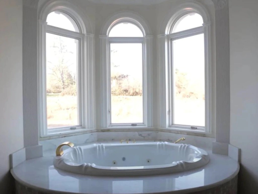 Dinh thự được xây dựng từ năm 2006 và sau đó bị bỏ trống vào năm 2015. Ảnh: BigBankz/YouTube