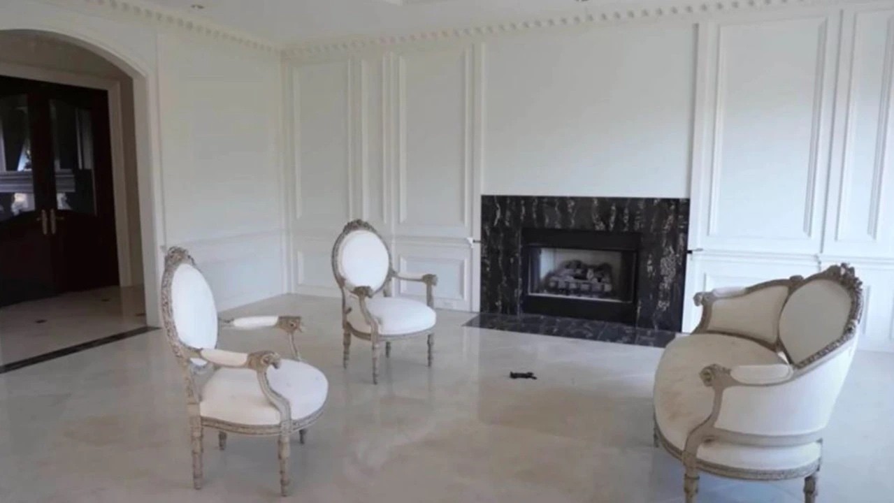 Ngôi biệt thự bỏ hoang vẫn còn một số đồ đạc trong đó. Ảnh: BigBankz/YouTube