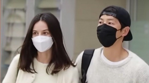 Song Joong Ki xác nhận hẹn hò bạn gái xinh đẹp người Anh, công việc ngoài ngành giải trí