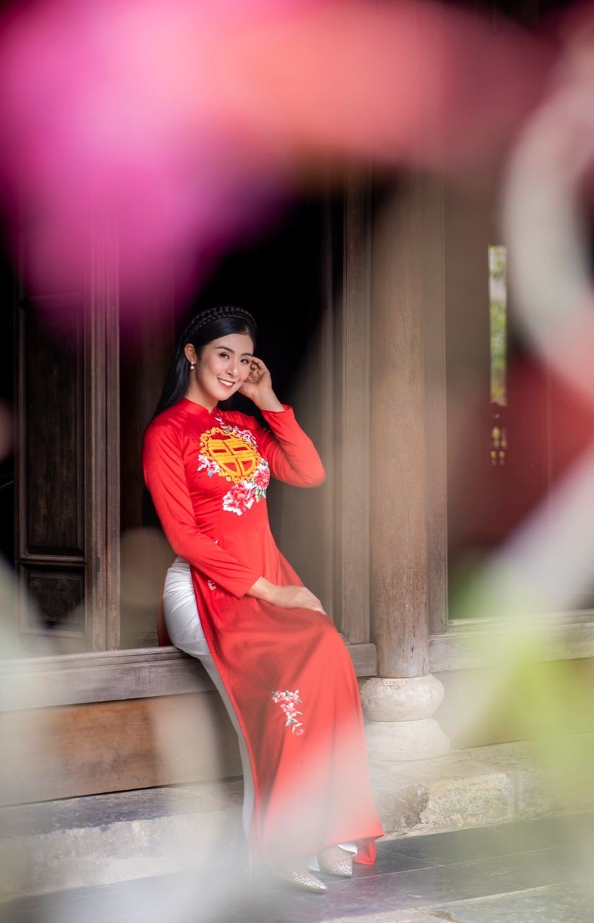 Hoa hậu Ngọc Hân dịu dàng với áo dài Hoa hậu Ngọc Hân dịu dàng với áo dài