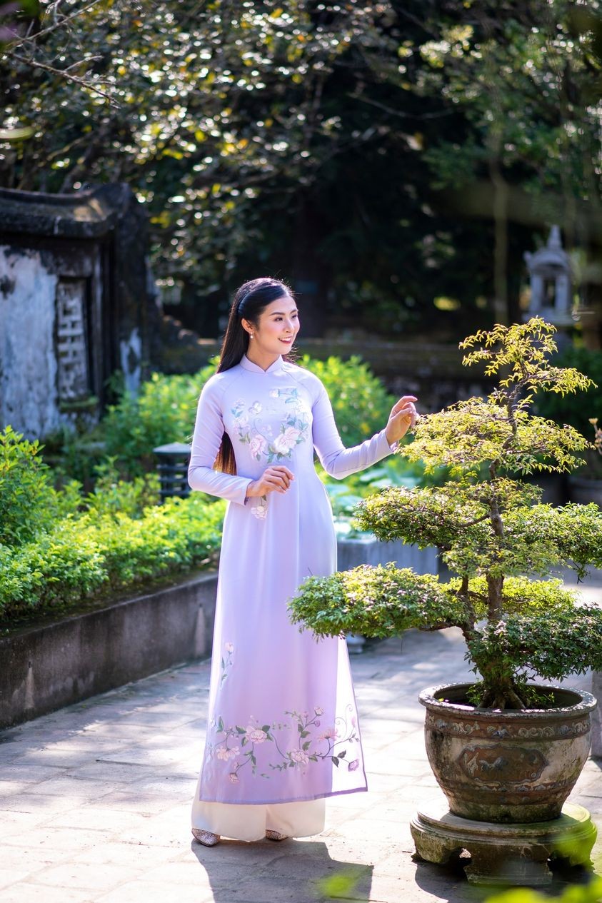 Hoa hậu Ngọc Hân dịu dàng với áo dài Hoa hậu Ngọc Hân dịu dàng với áo dài