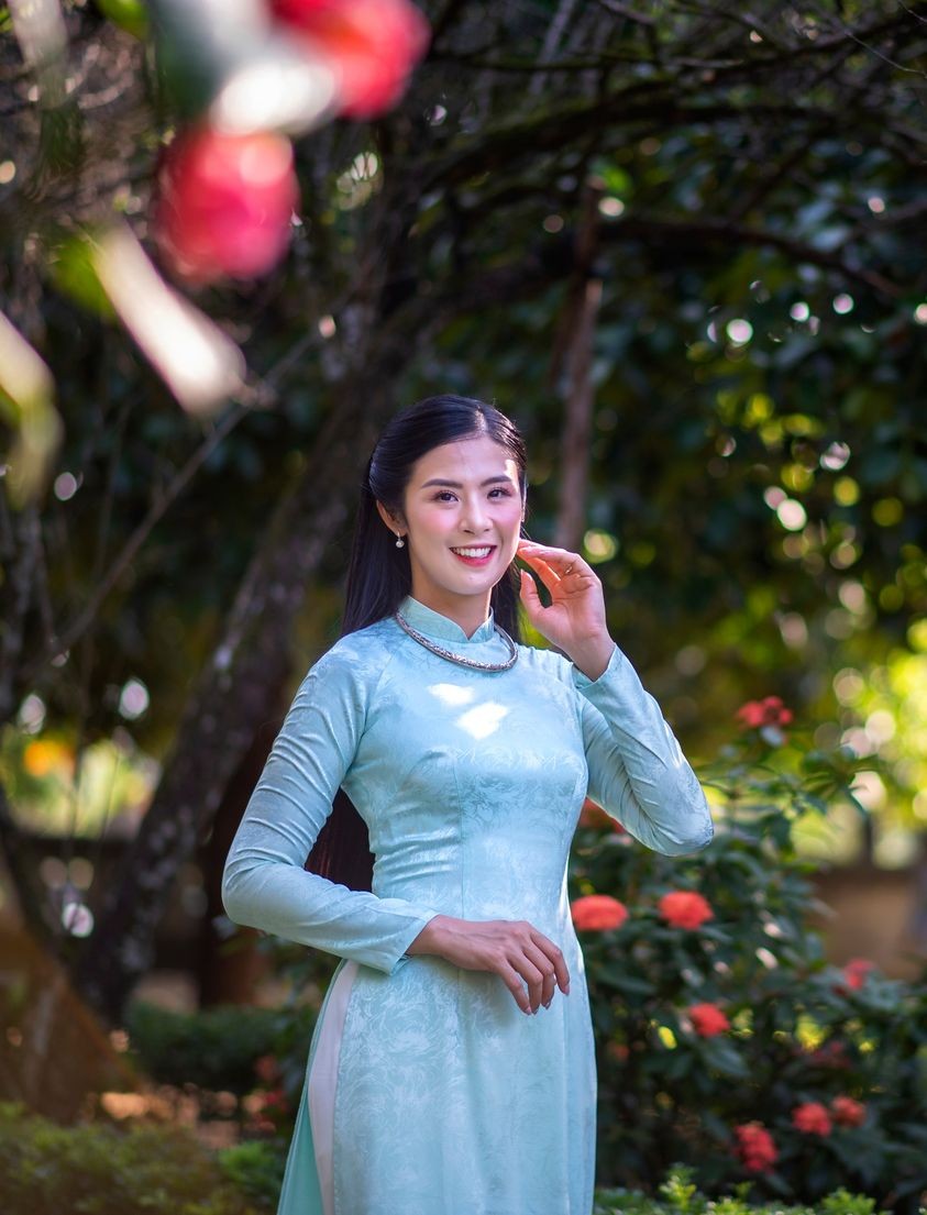 Hoa hậu Ngọc Hân dịu dàng với áo dài Hoa hậu Ngọc Hân dịu dàng với áo dài