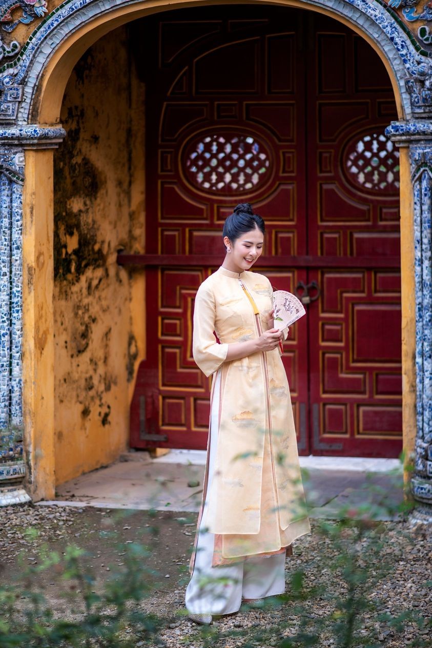 Hoa hậu Ngọc Hân dịu dàng với áo dài Hoa hậu Ngọc Hân dịu dàng với áo dài