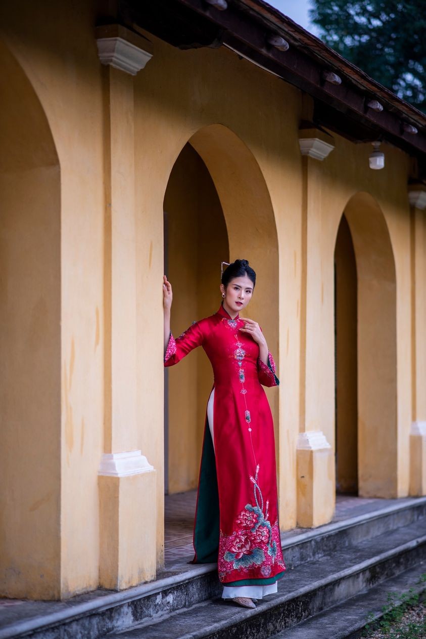 Hoa hậu Ngọc Hân dịu dàng với áo dài Hoa hậu Ngọc Hân dịu dàng với áo dài