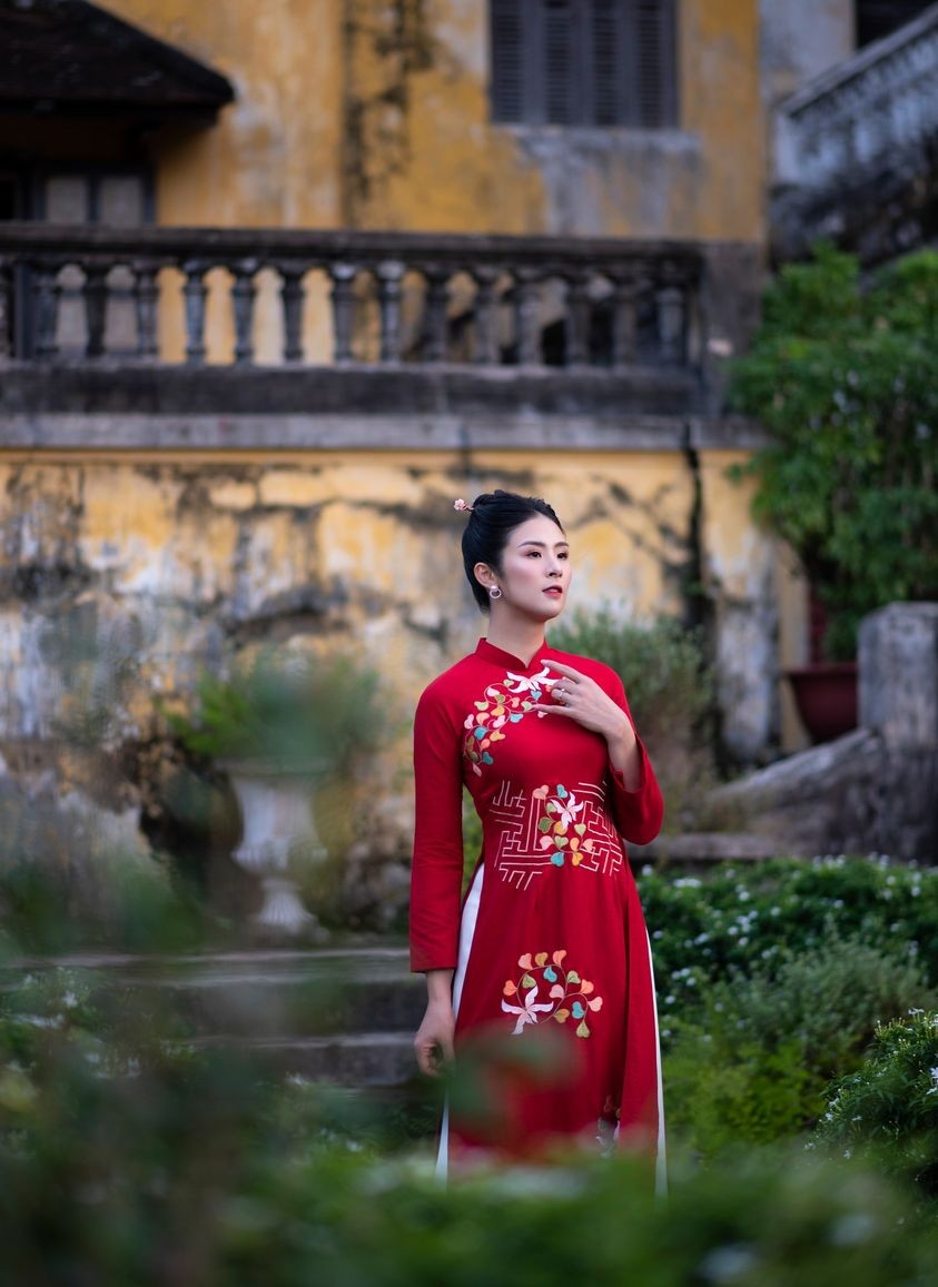 Hoa hậu Ngọc Hân dịu dàng với áo dài Hoa hậu Ngọc Hân dịu dàng với áo dài