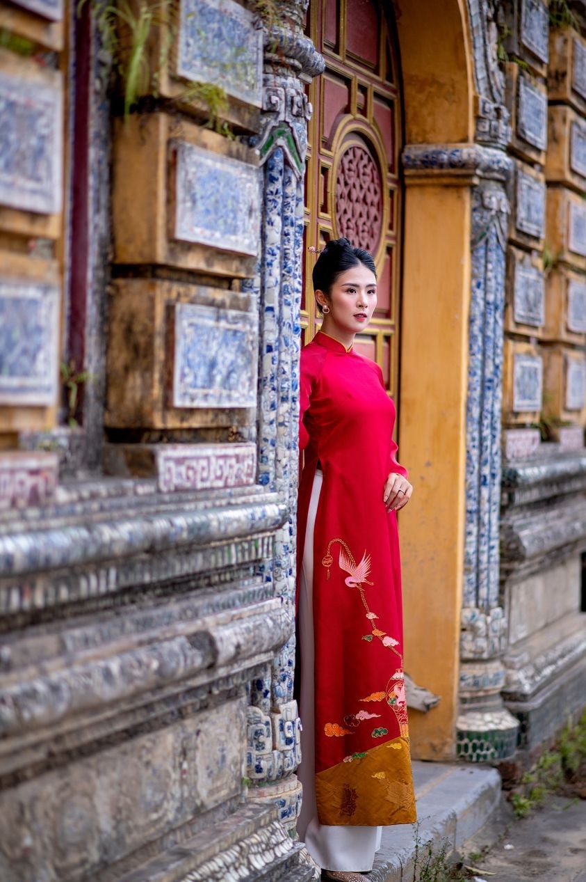 Hoa hậu Ngọc Hân dịu dàng với áo dài Hoa hậu Ngọc Hân dịu dàng với áo dài