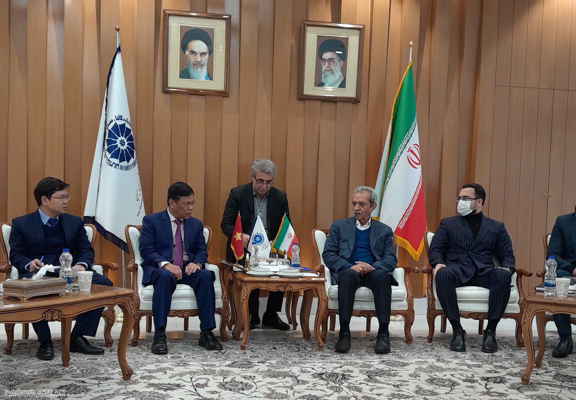 Đại sứ Việt Nam tại Iran Lương Quốc Huy làm việc với Phòng Thương mại, Công nghiệp, Mỏ và Nông Nghiệp Iran. Đại sứ Việt Nam tại Iran Lương Quốc Huy làm việc với Phòng Thương mại, Công nghiệp, Mỏ và Nông Nghiệp Iran.